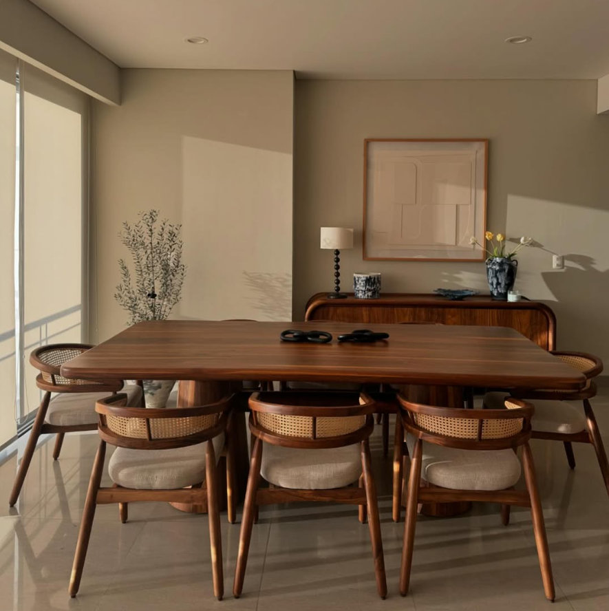 Comedor de madera Casa Sauce con sillas tapizadas